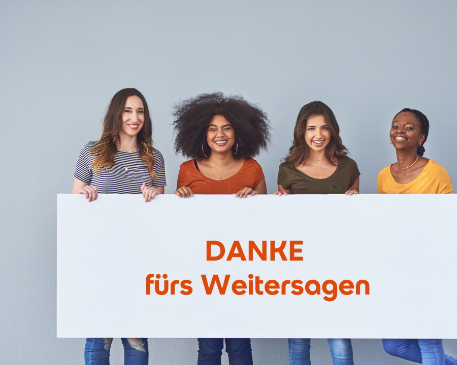 Vier Frauen halten ein Schild mit der Aufschrift "DANKE für Weitersagen".